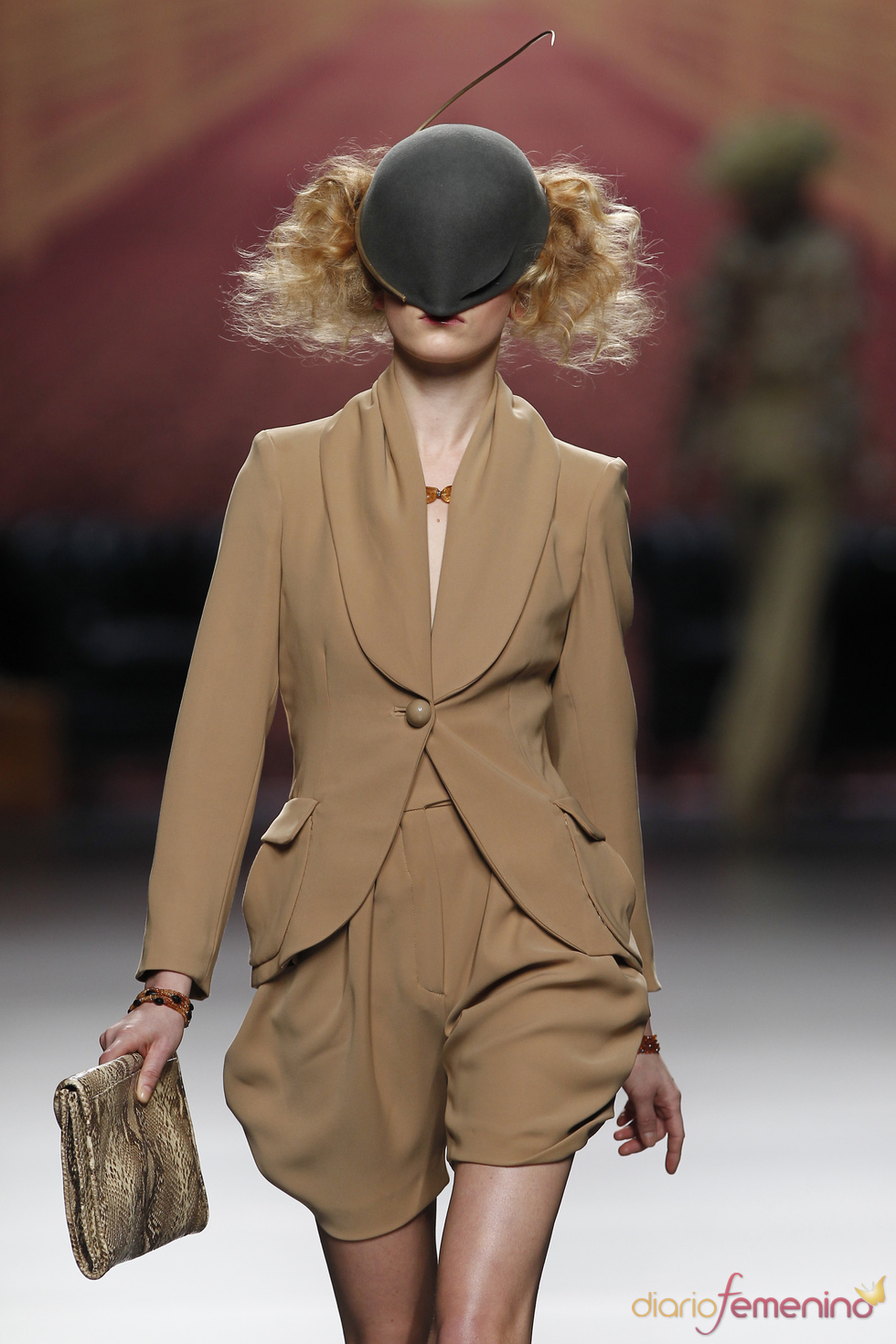 Traje de chaqueta beige con tocado. Alma Aguilar. Cibeles Madrid Fashion Week 2011