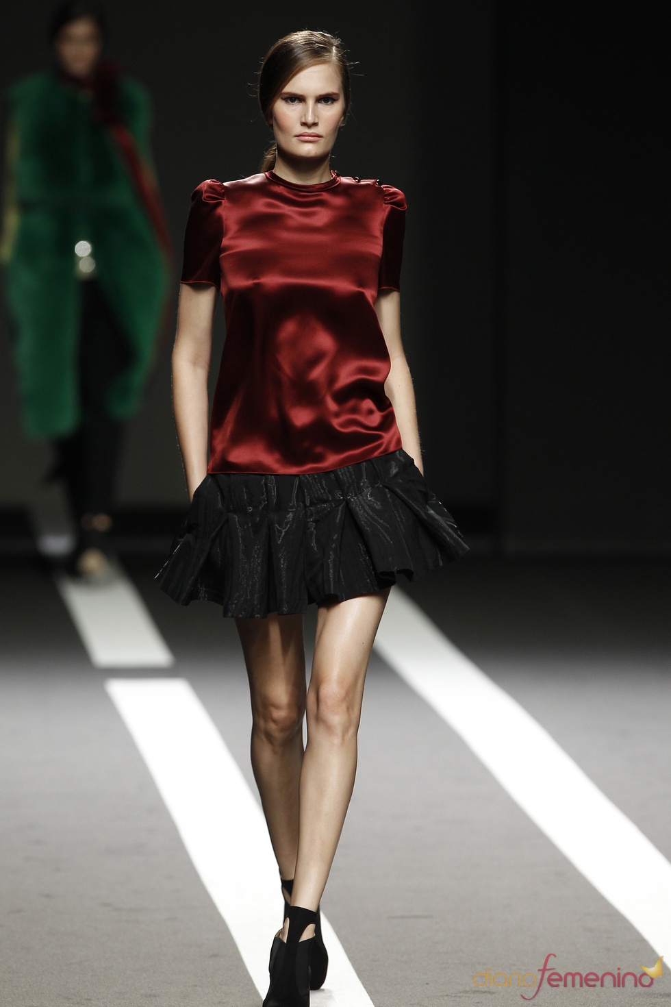 Blusa granate con falda negra. Miguel Palacio. Cibeles Madrid Fashion Week 2011