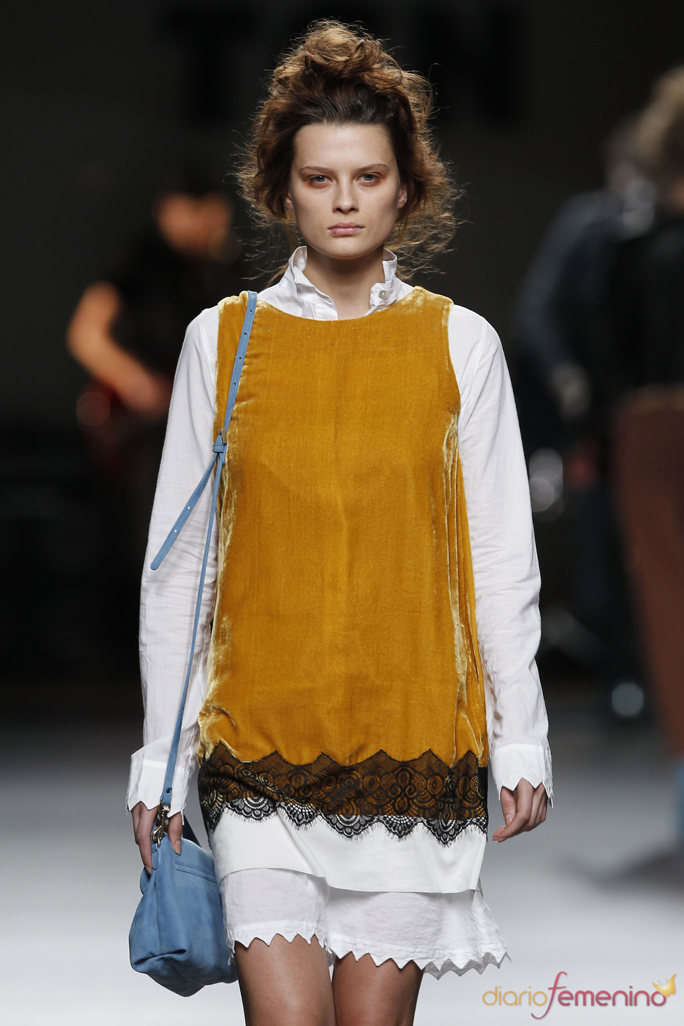 Vestido blanco con blusa tostada. TCN. Cibeles Madrid Fashion Week 2011