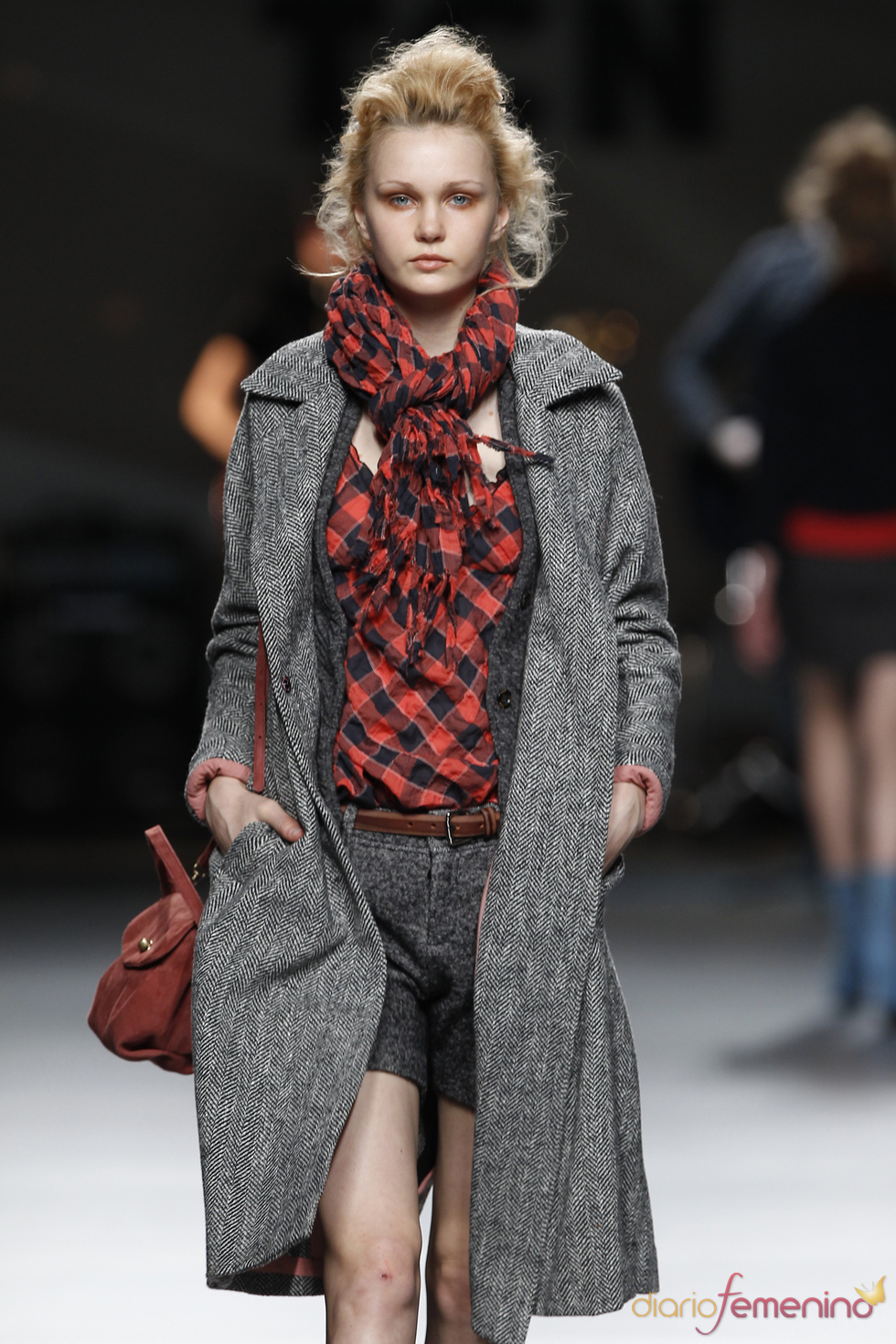 Camisa de cuadros con abrigo gris. TCN. Cibeles Madrid Fashion Week 2011