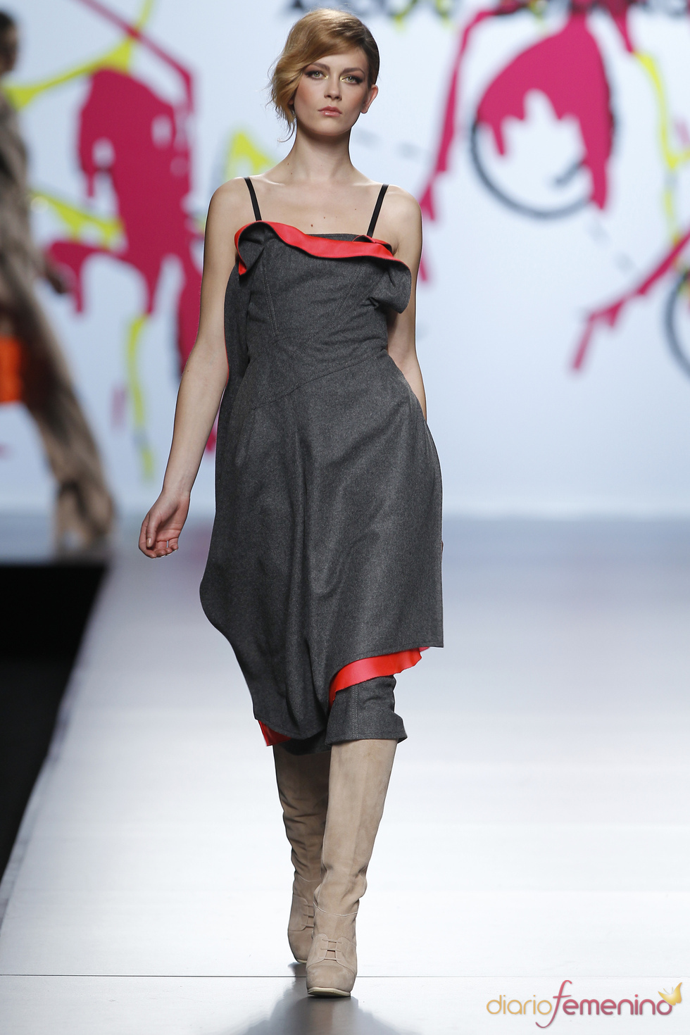 Vestido asimétrico, mezcla de tejidos, propuesta de Adolfo Domínguez