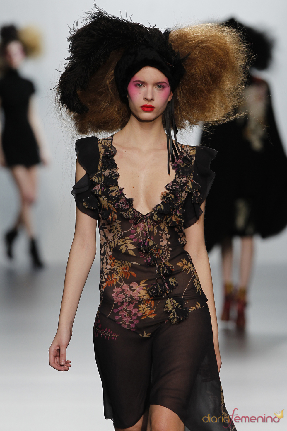 Estampados sobre negro. Elisa Palomino O/I 2011-12. Cibeles Madrid Fashion Week