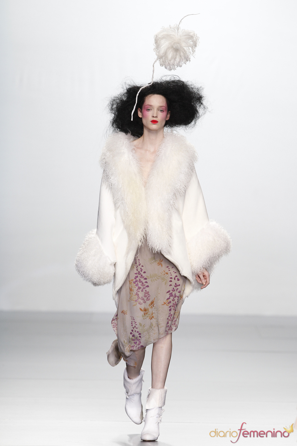 Abrigo blanco oversize. Elisa Palomino O/I 2011-12. Cibeles Madrid Fashion Week