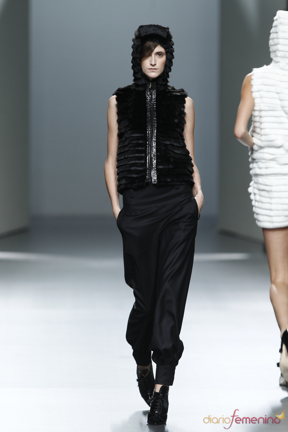 Chaleco negro con capucha.Teresa Helbig O/I 2011-12. Cibeles Madrid Fashion Week