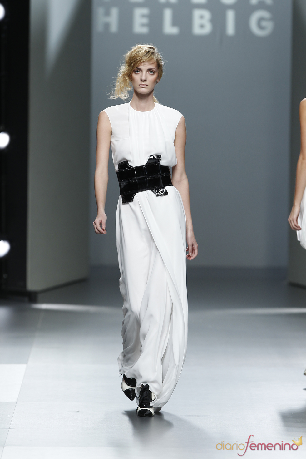 Vestido blanco con cinturon negro.Teresa Helbig O/I 2011-12. Cibeles Madrid Fashion Week