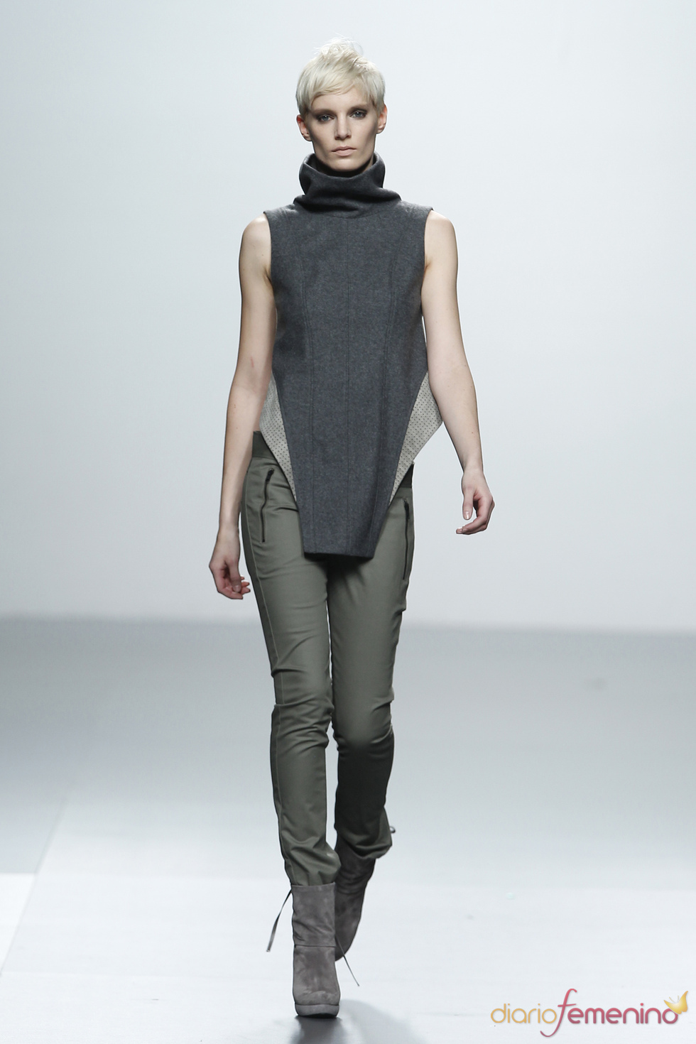 Conjunto gris con pantalón verde. Sala Coleman. Cibeles Madrid Fashion Week 2011