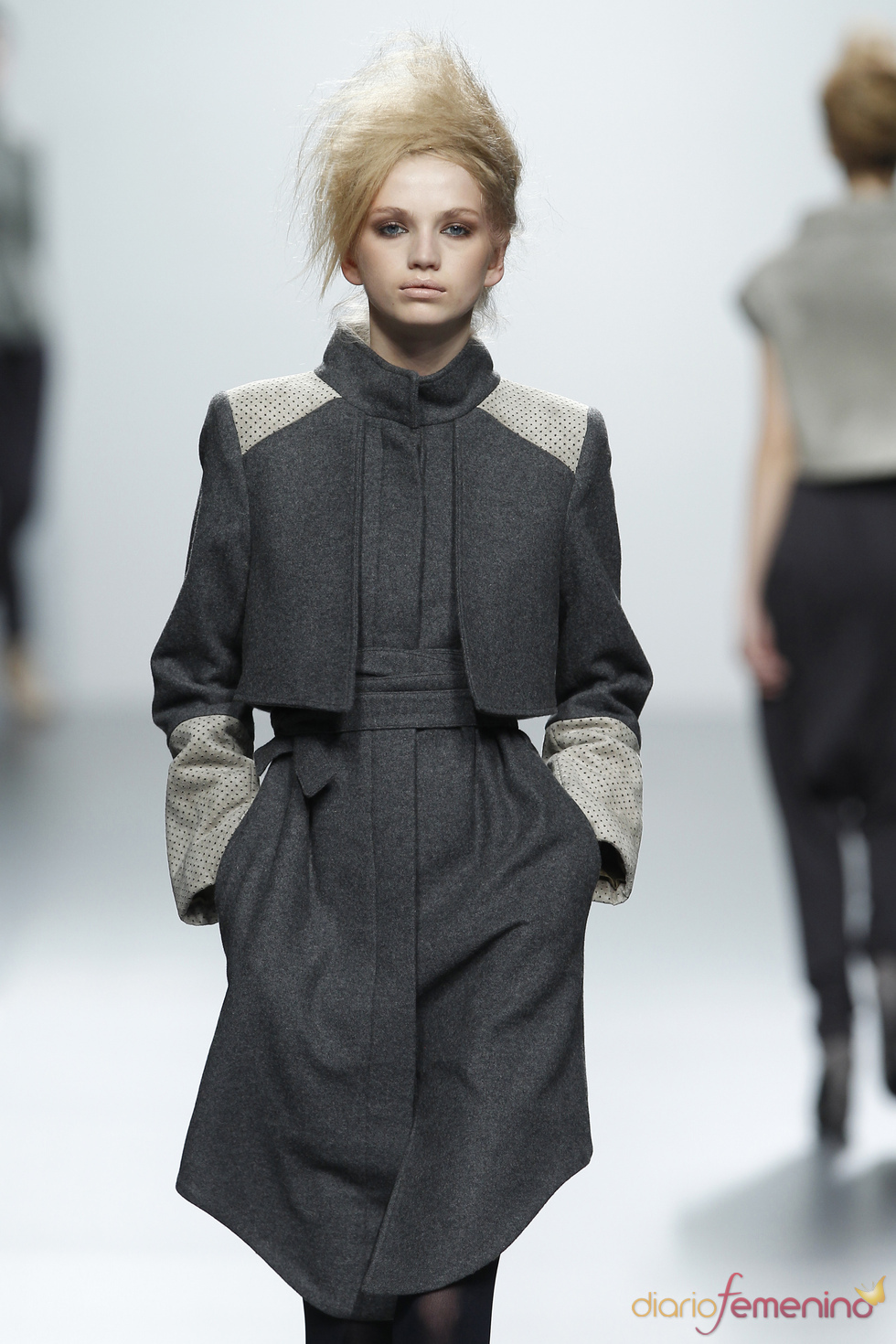 Abrigo gris. Sara Coleman. Cibeles Madrid Fashion Week 2011