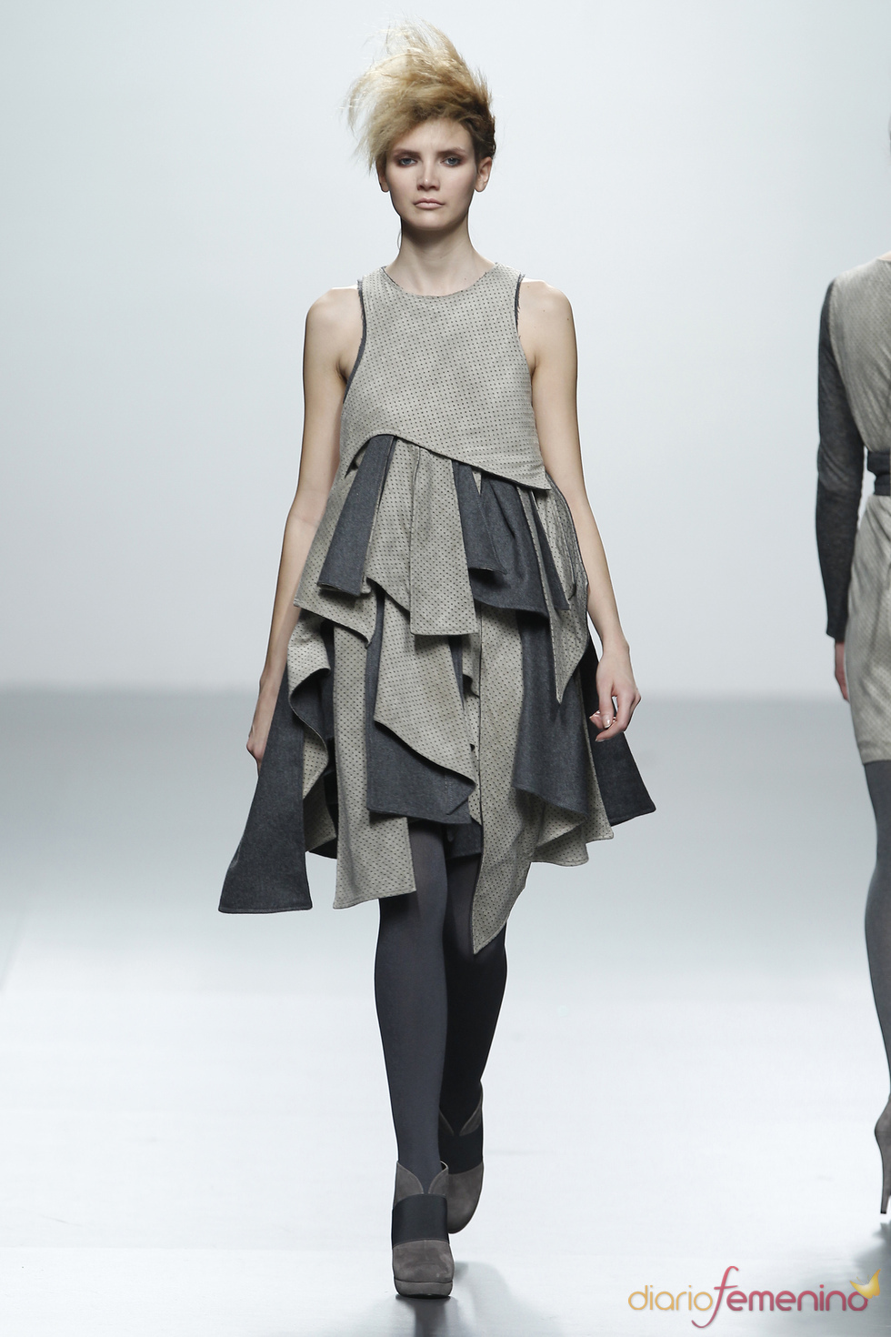 Vestido gris estampado patchwork. Sara Coleman. Cibeles Madrid Fashion Week 2011