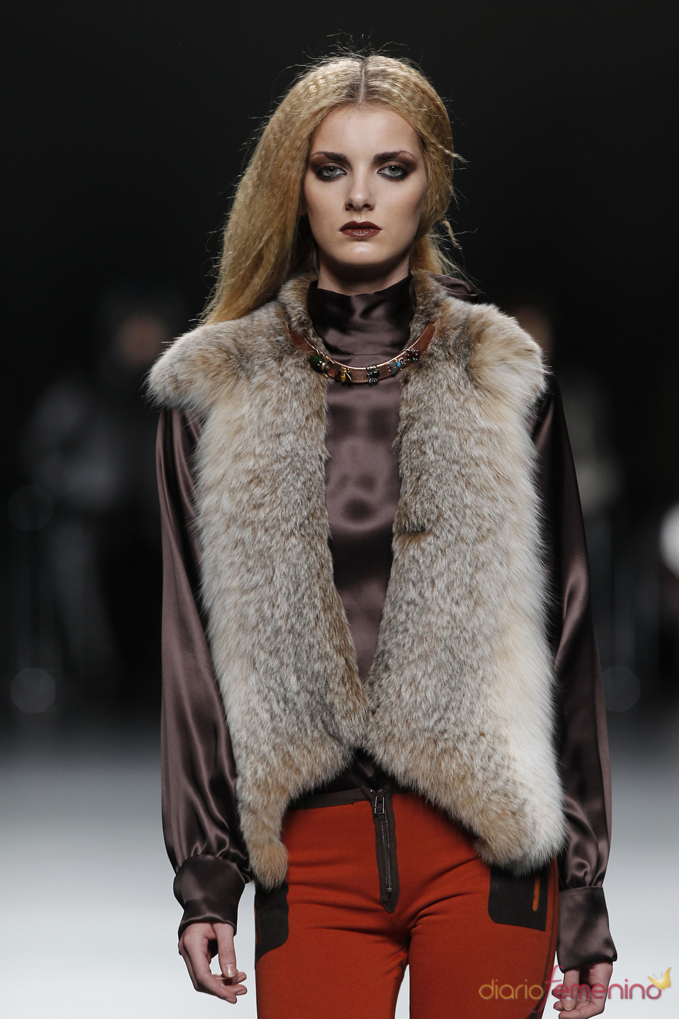 Modelo con pieles. Ión Fiz. Cibeles Madrid Fashion Week 2011