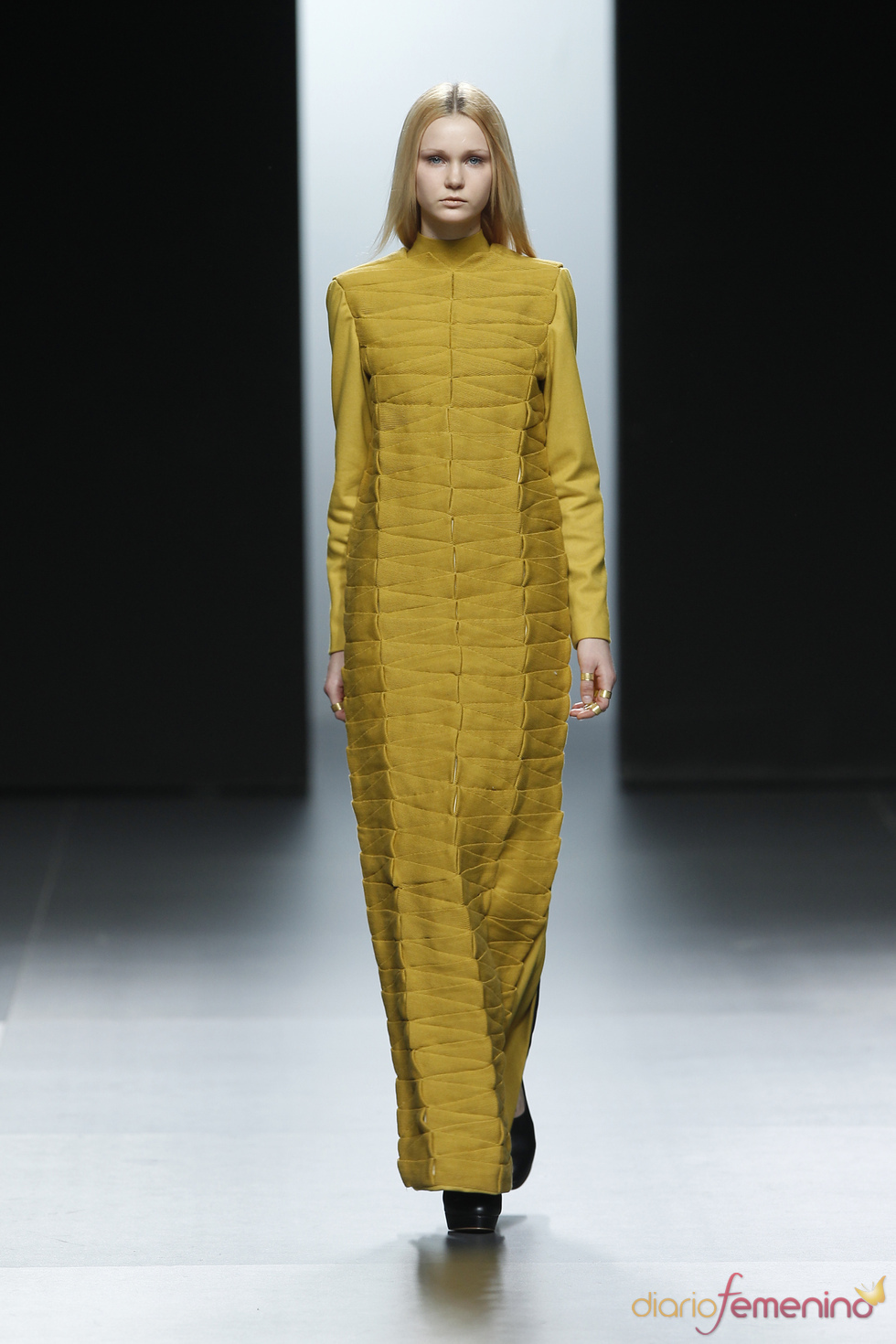 Vestido largo amarillo. Martín Lamothe. Cibeles Madrid Fashion Week 2011