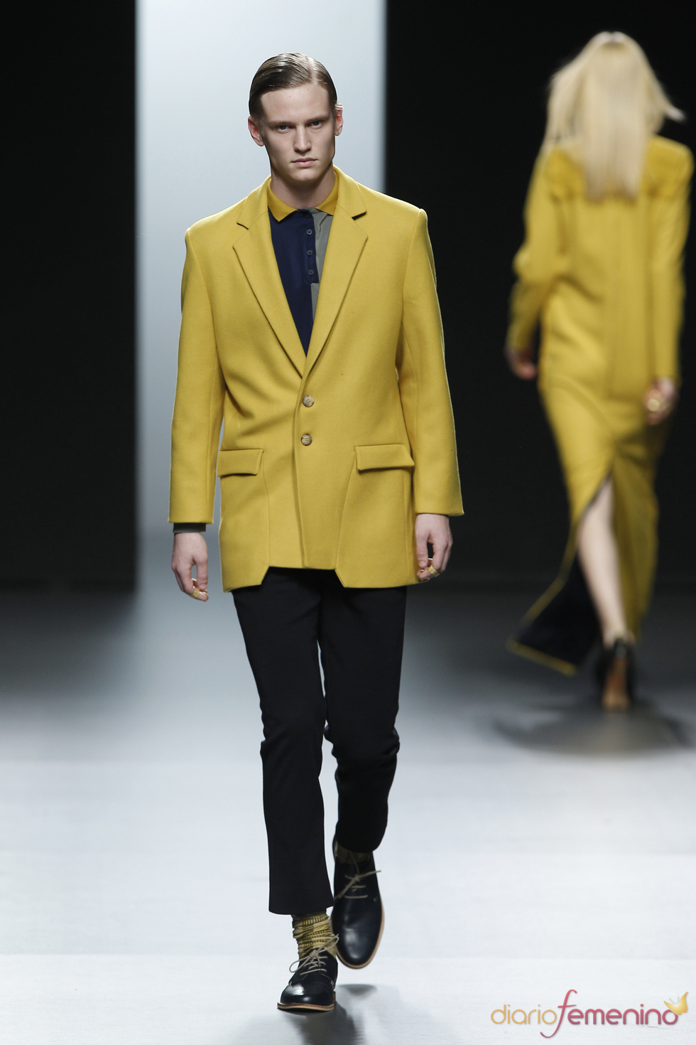 Traje masculino amarillo y negro. Martín Lamothe. Cibeles Madrid Fashion Week 2011