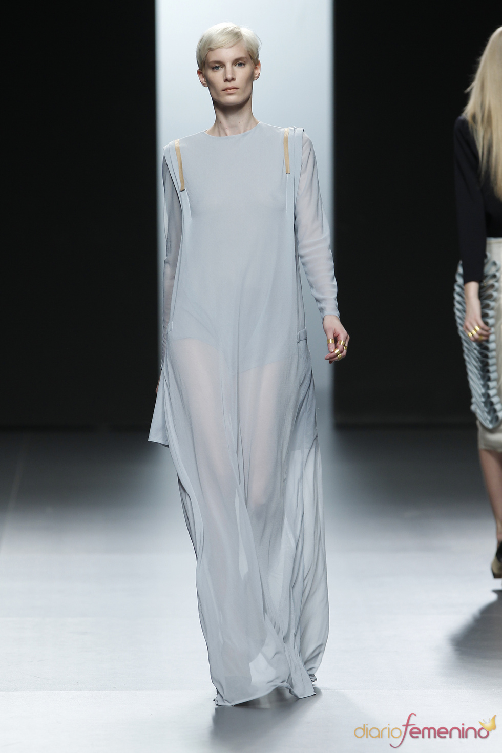 Vestido azulado transparente. Martín Lamothe. Cibeles Madrid Fashion Week 2011