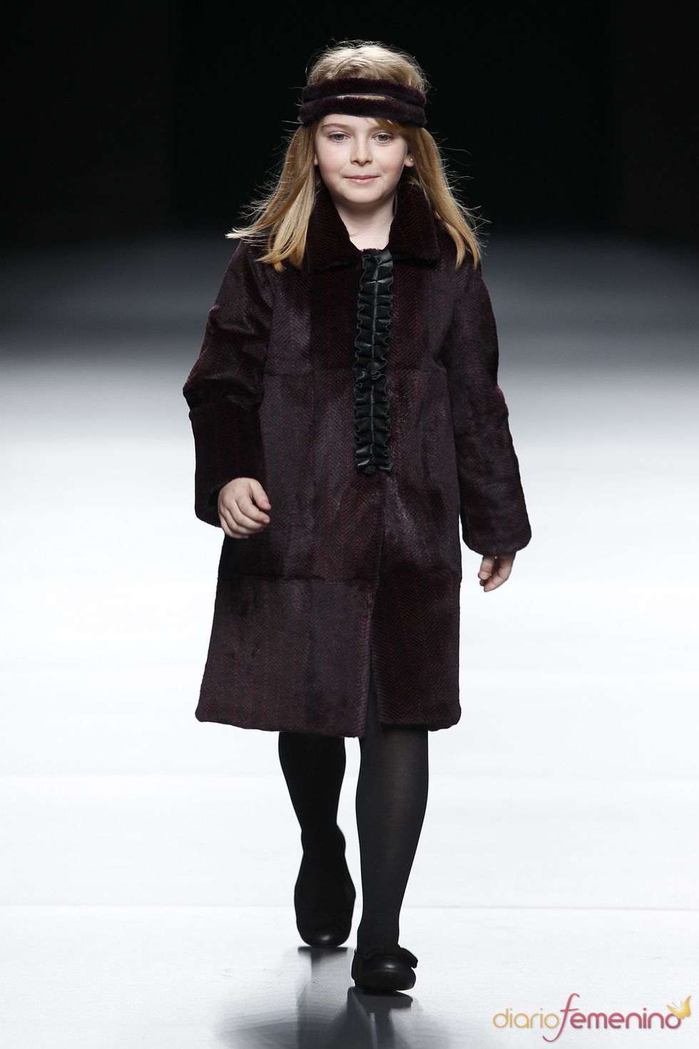 Niña con abrigo marrón. Miguel Marinero. Cibeles Madrid Fashion Week 2011