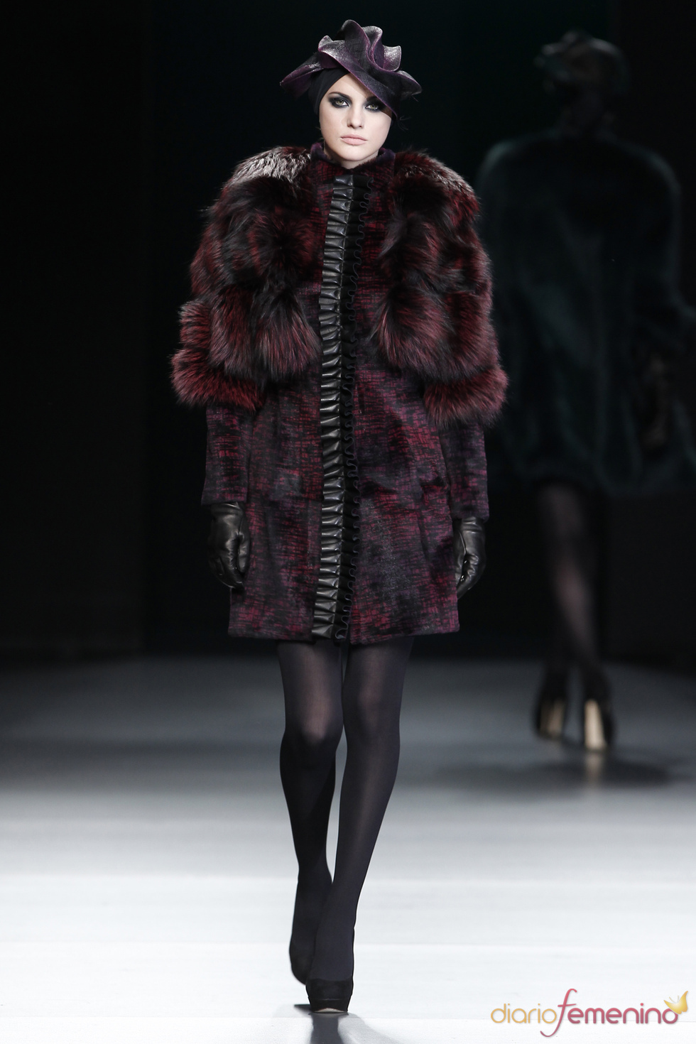 Abrigo granate con tocado. Miguel Marinero. Cibeles Madrid Fashion Week 2011