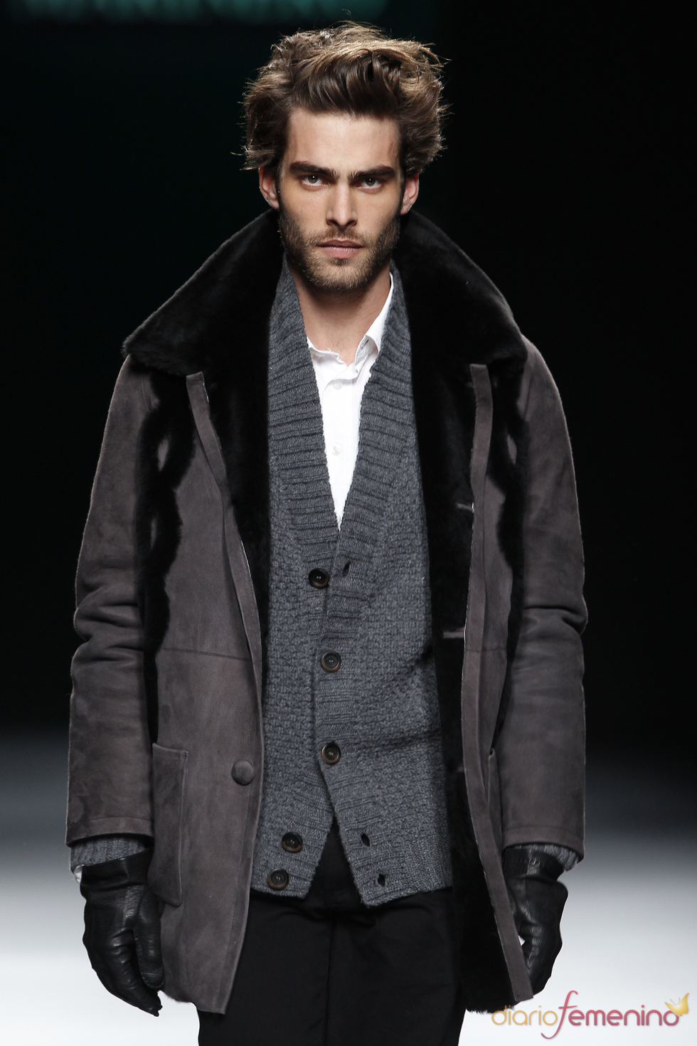 Jon Kortajarena con chaqueta gris. Miguel Marinero. Cibeles Madrid Fashion Week 2011
