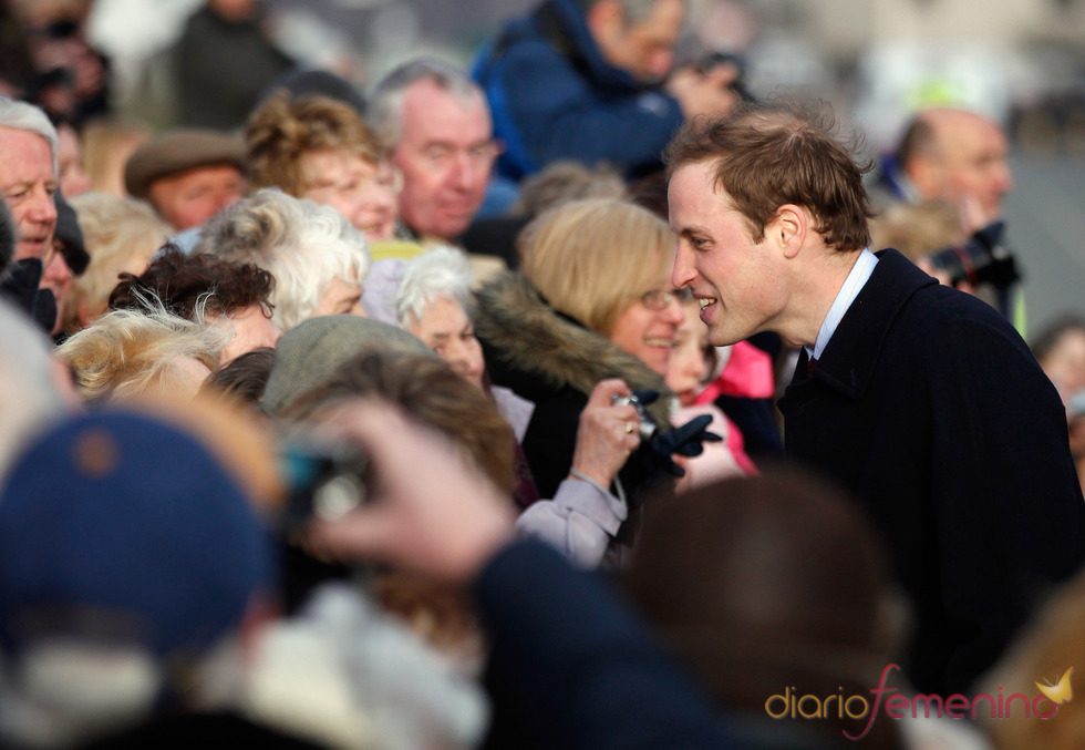 El príncipe Guillermo de Inglaterra saluda al pueblo