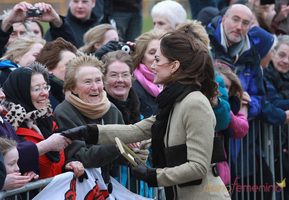 Kate Middleton saluda al pueblo