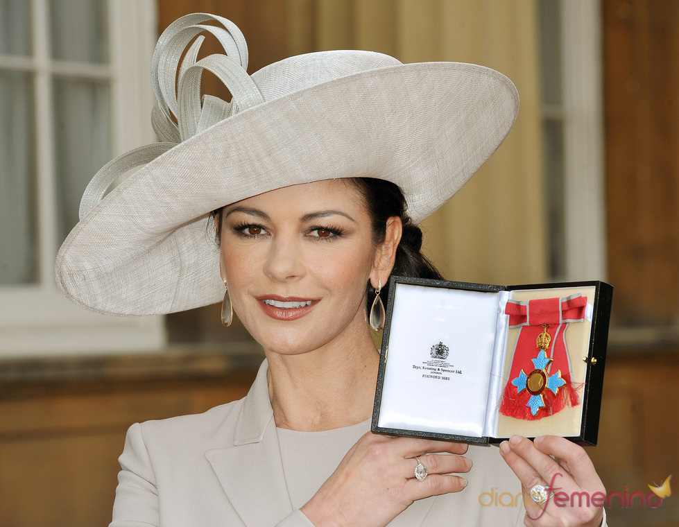 Catherine Zeta-Jones recibe la Orden del Imperio Británico