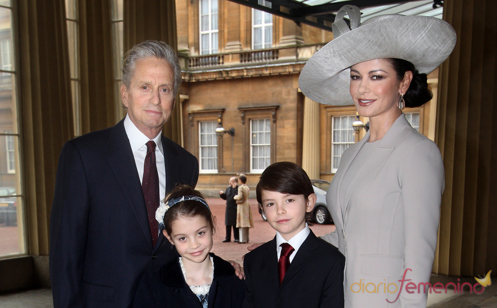 Catherine Zeta-Jones recibe un premio junto a Michael Douglas