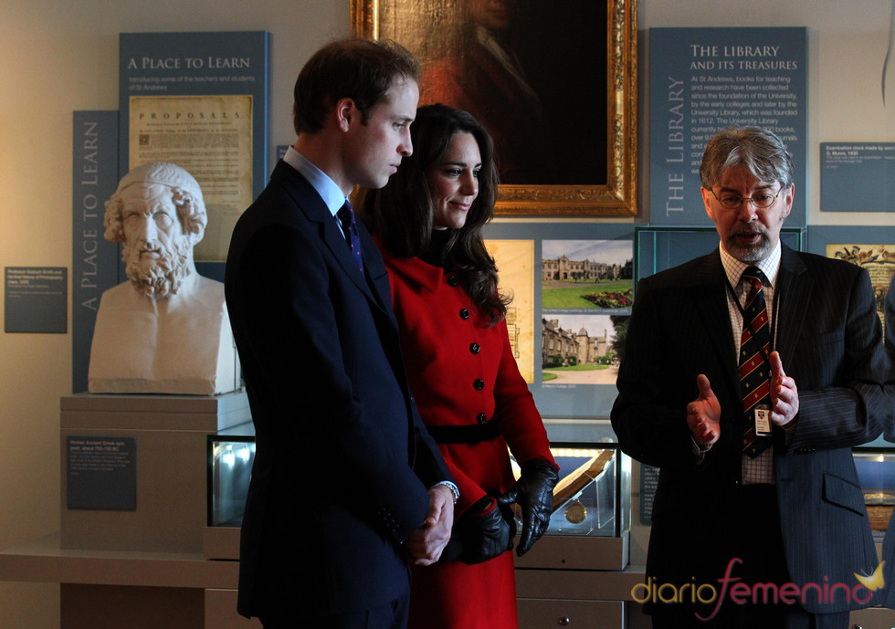 Kate Middleton y el Príncipe Guillermo hablan con antiguos profesores