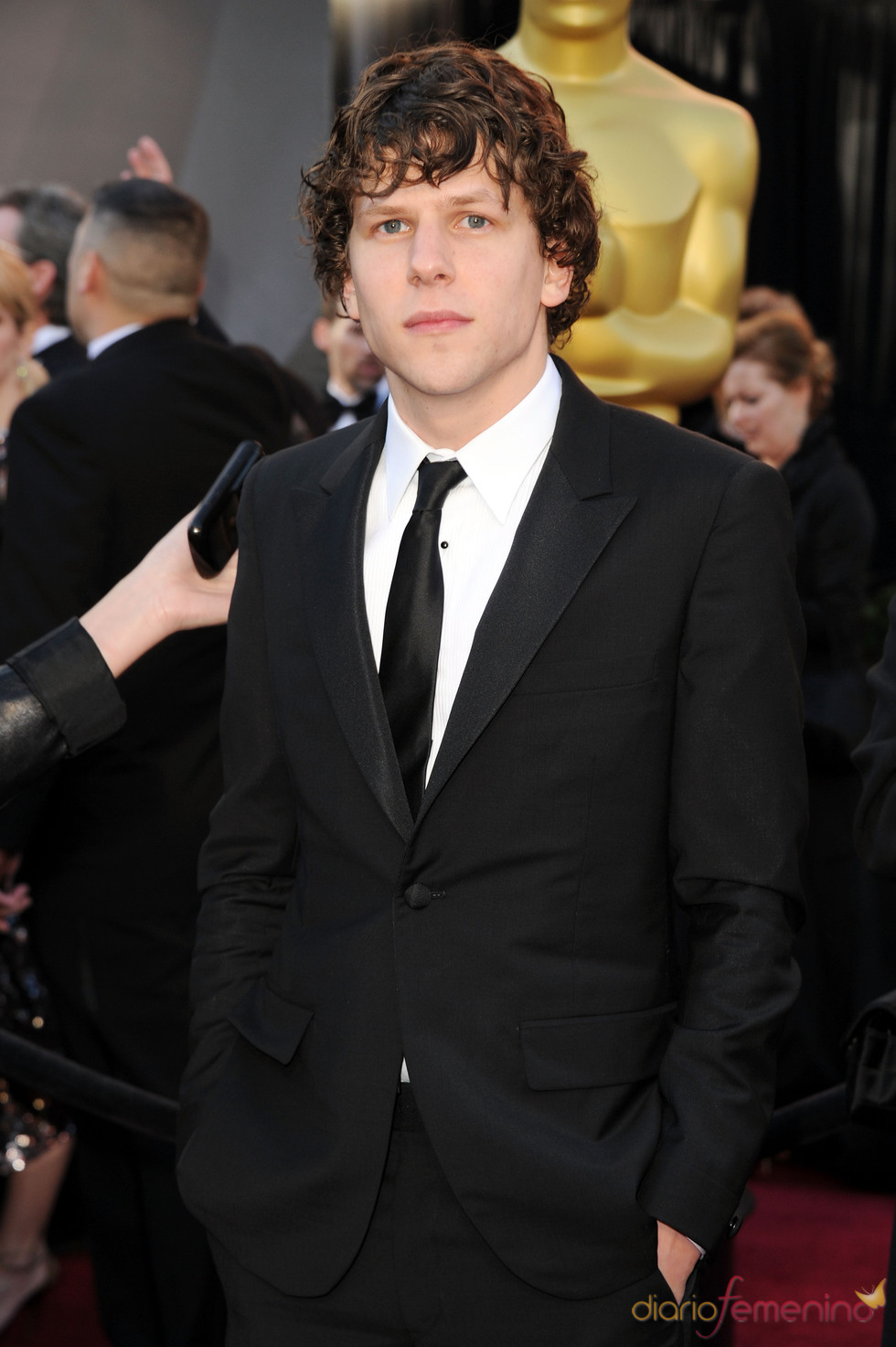 Jesse Eisenberg de 'La red social' en la alfombra roja de los Oscars 2011