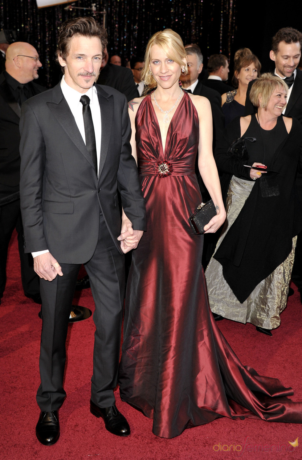 John Hawkes posa en la alfombra roja de los Oscar 2011