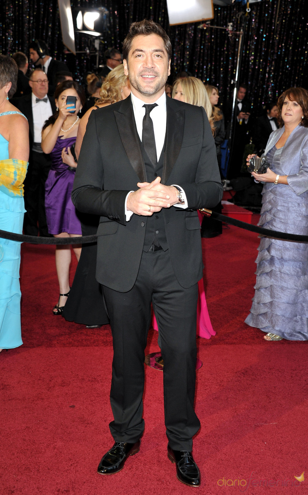 Javier Bardem posa solo en la alfombra roja de los Oscar 2011