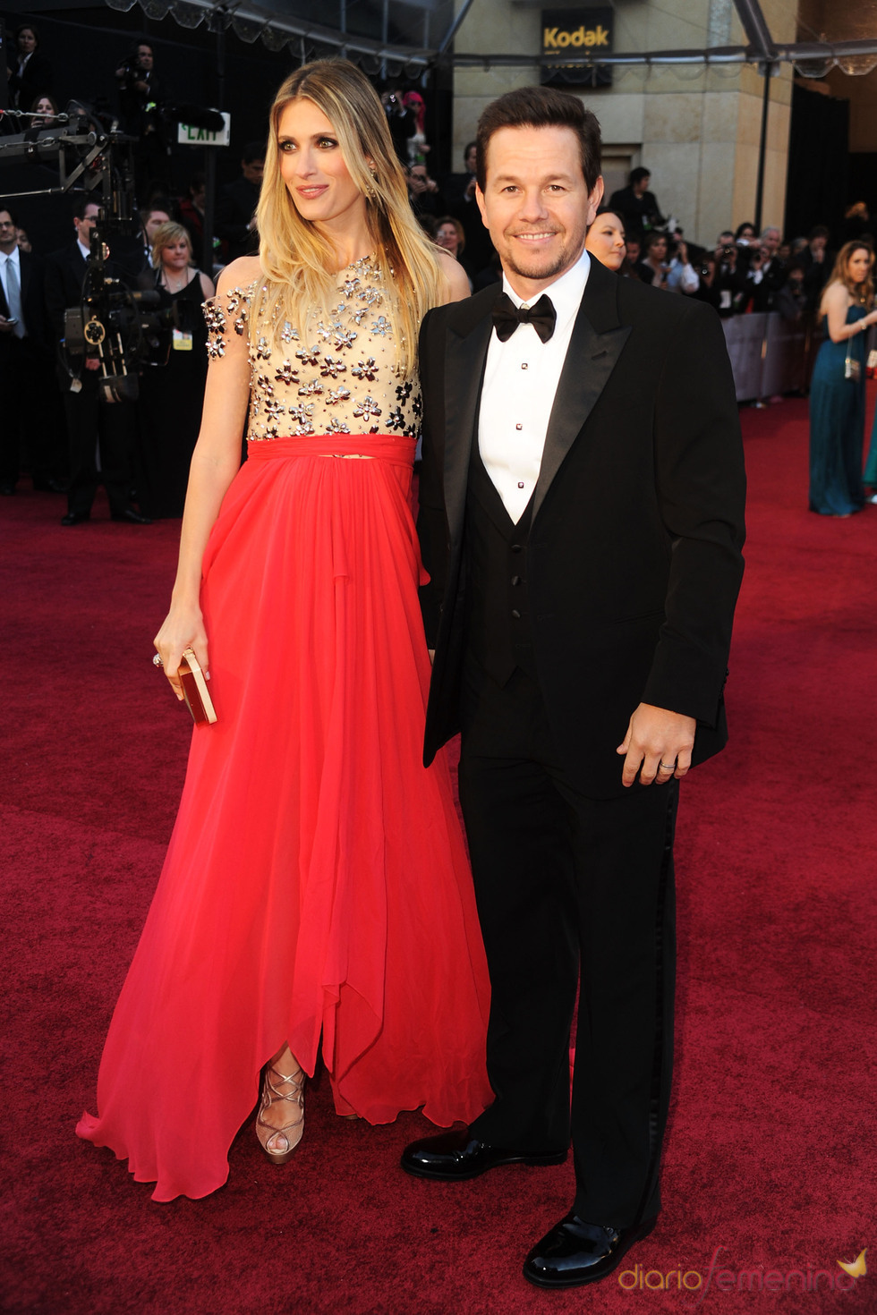 Mark Wahlberg y Rhea Durham posan juntos en la alfombra roja de los Oscar 2011
