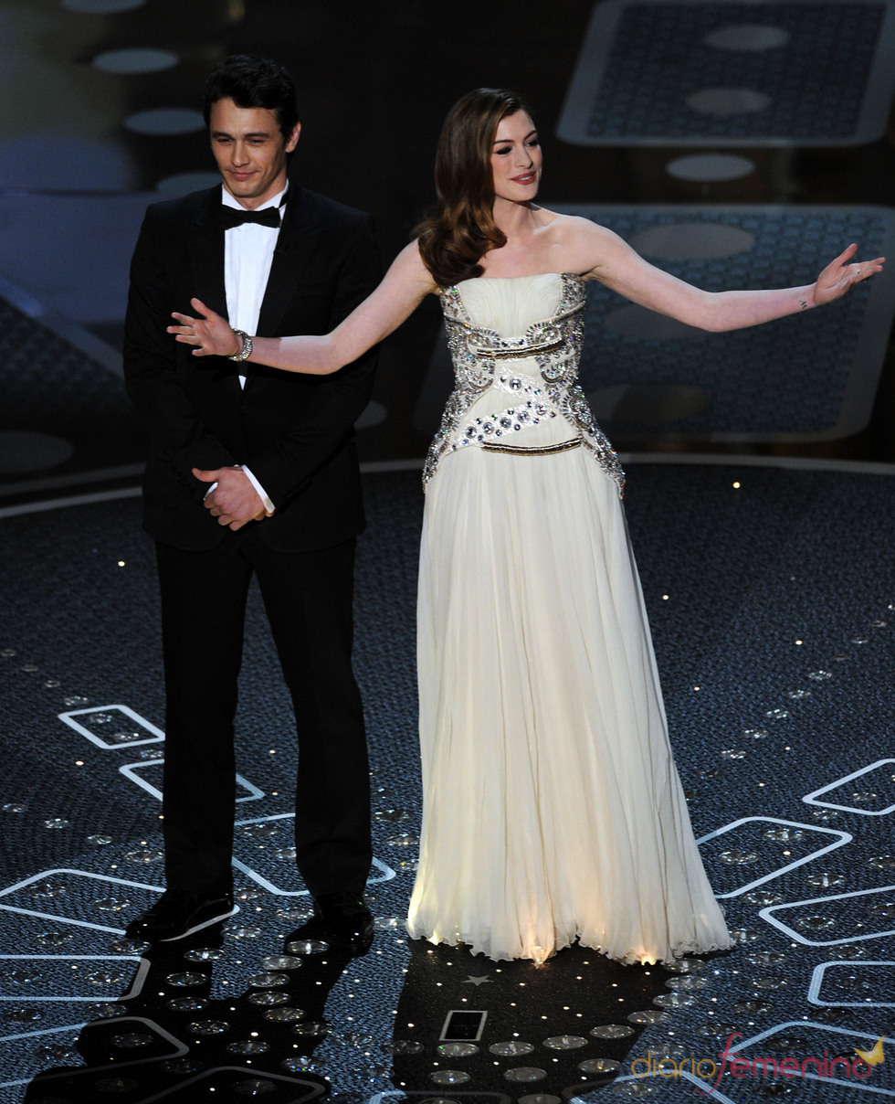 Anne Hathaway y James Franco presentando los Oscar 2011