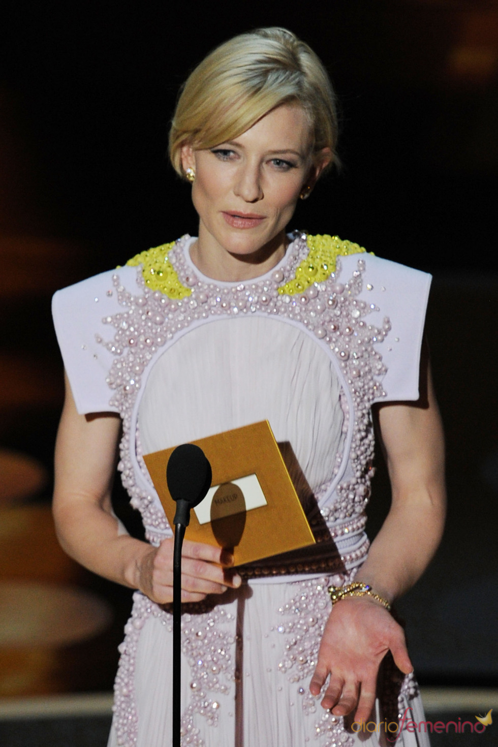 Cate Blanchett presenta el premio a mejor maquillaje y vestuario.Oscar 2011