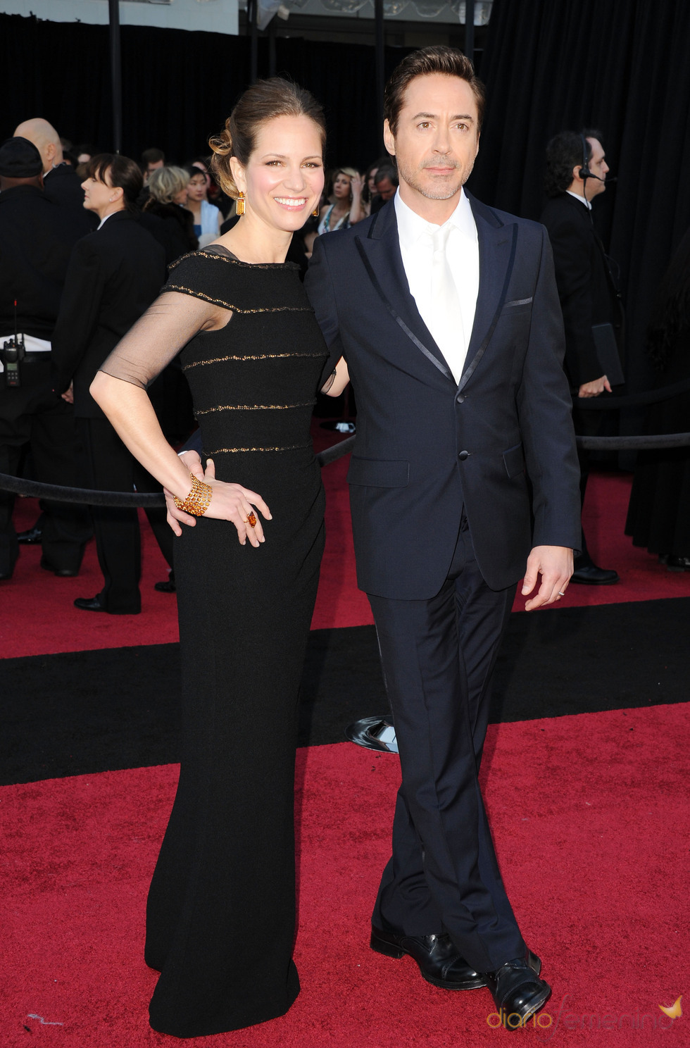 Robert Downey Jr. y Susan Downey posan en la alfombra roja de los Oscar 2011