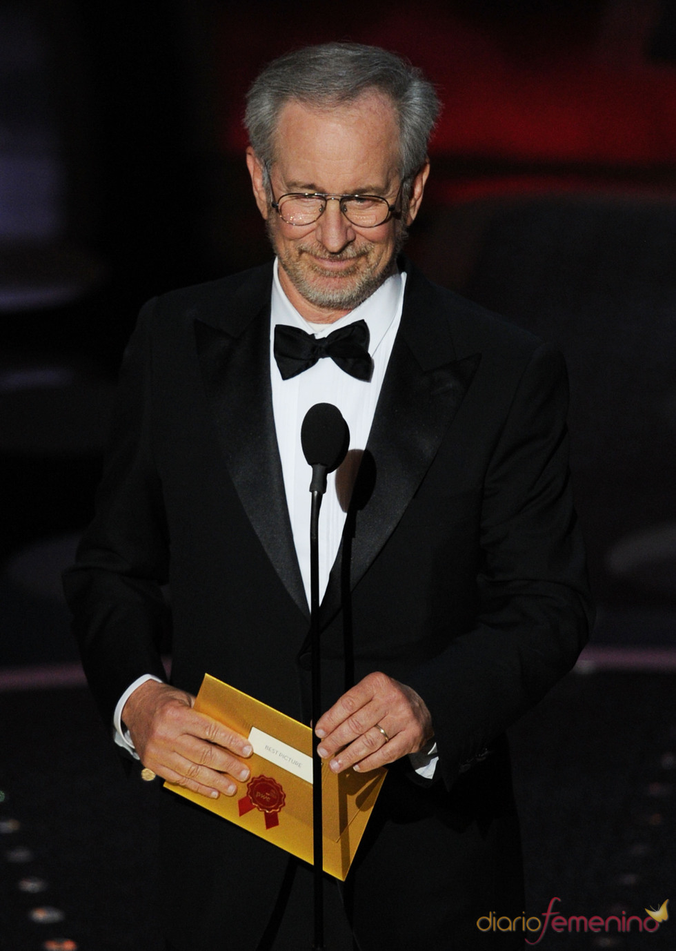 Steven Spielberg otorga el premio a mejor película.