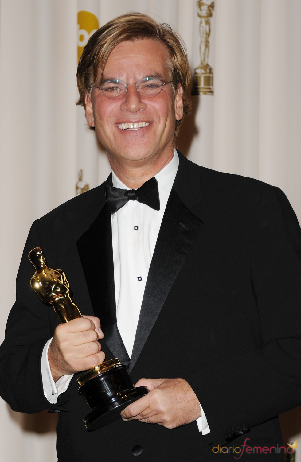 Aaron Sorkin posa con su Oscar a 'Mejor Montaje' 2011