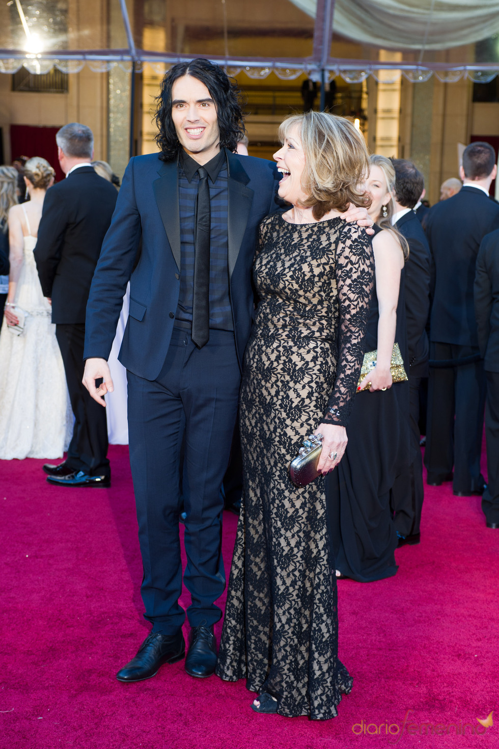 Russell y Barbara Brand en la alfombra roja de los Oscars 2011