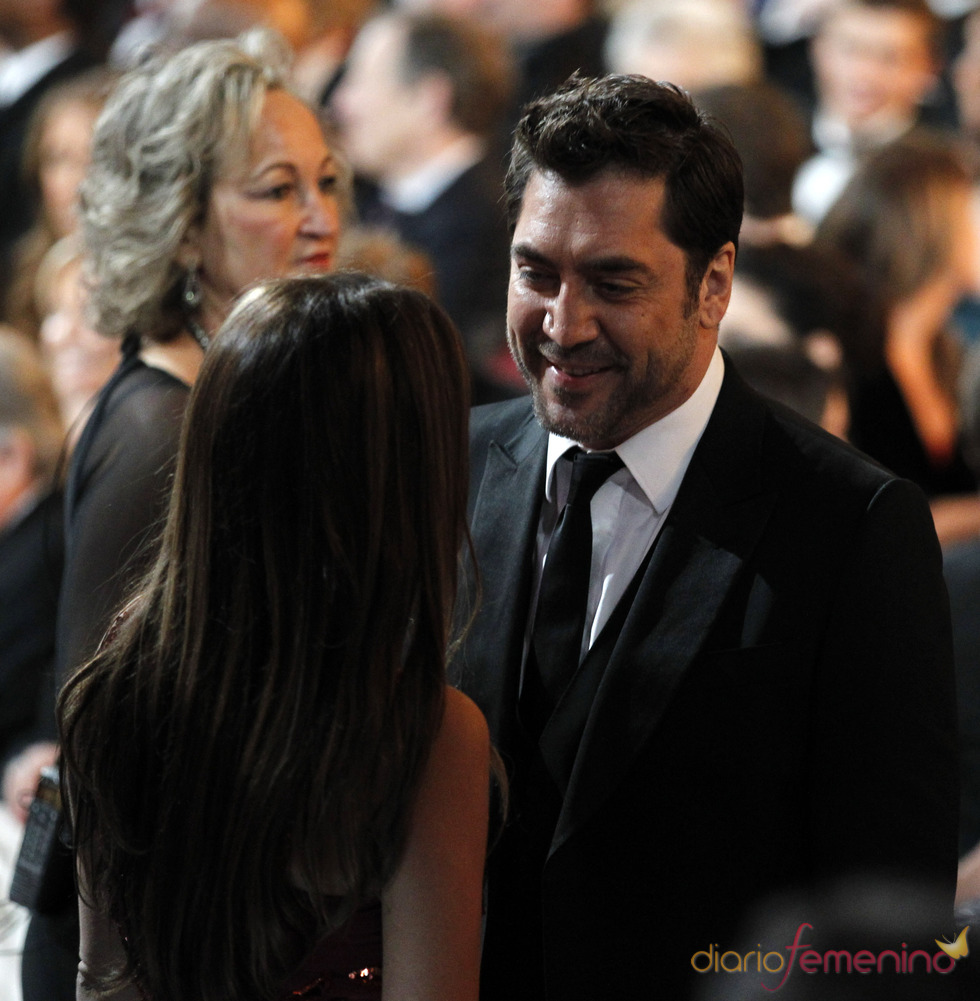 Javier Bardem y Penélope Cruz durante la cena de los Oscars 2011