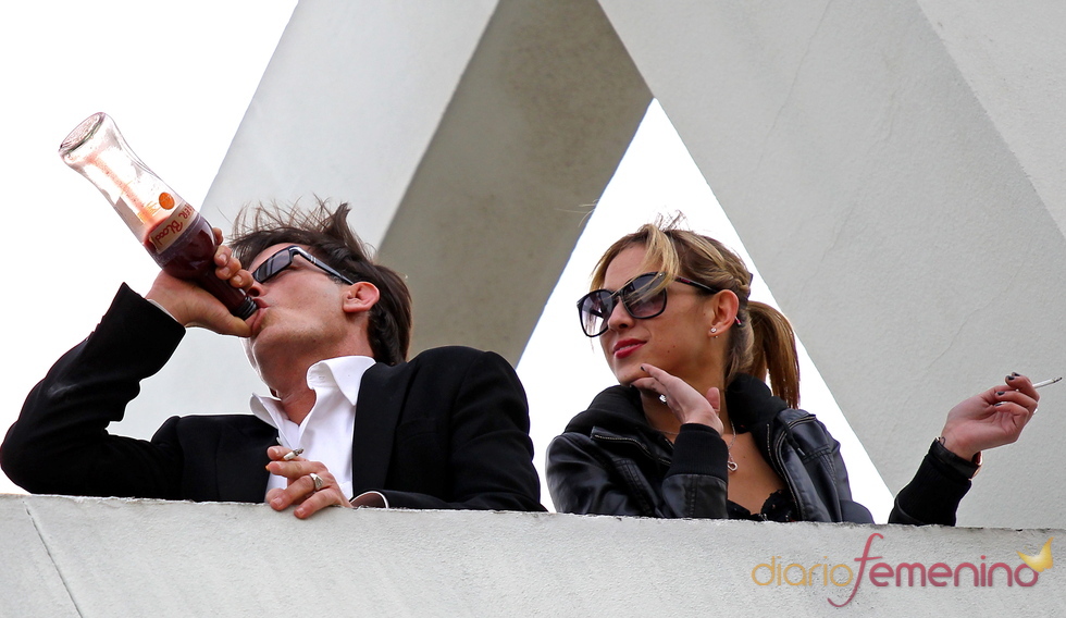 Charlie Sheen de juerga en una azotea