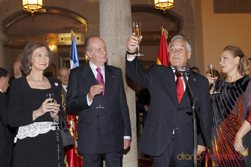Los Reyes, el presidente de Chile y su esposa brindan en el Palacio de El Pardo