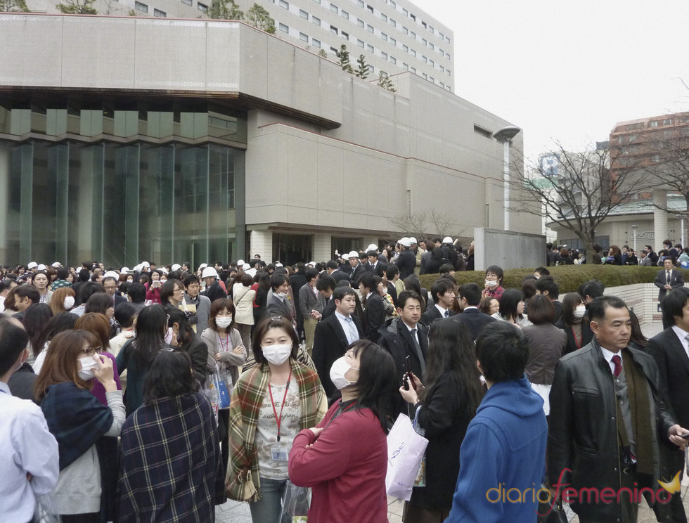 La gente se amontona en la calle tras el terremoto que ha sacudido Japón