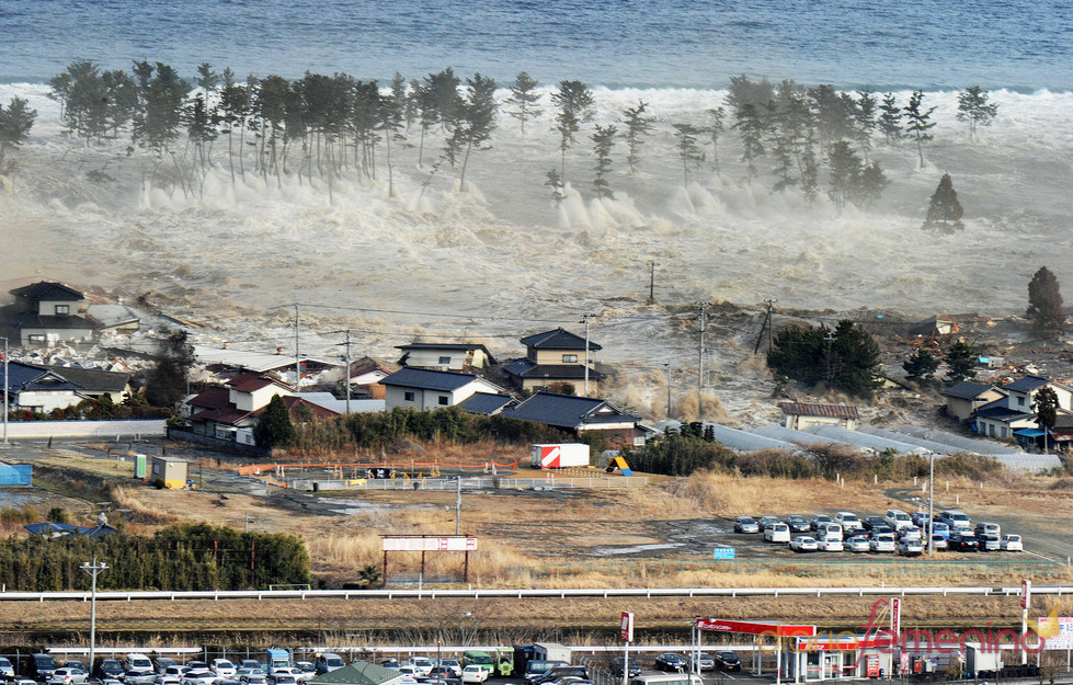 Imagen del tsunami arrasando la tierra
