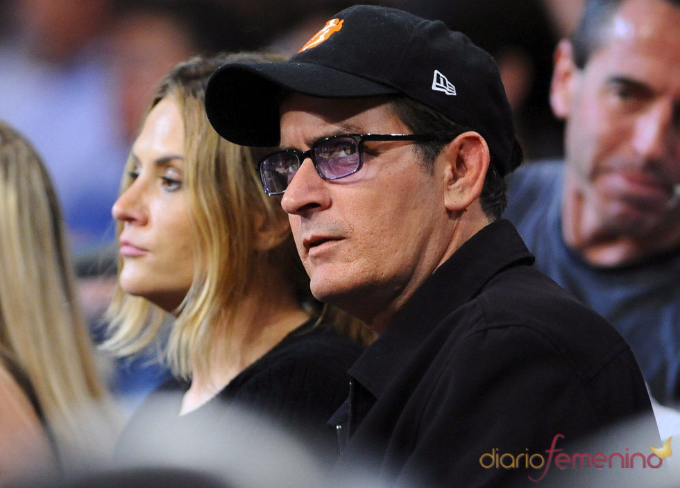 Charlie Sheen durante un partido