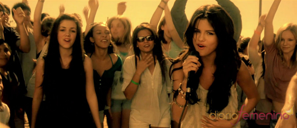 Selena Gómez, arropada por sus fans en su nuevo videoclip: 'Who Says'
