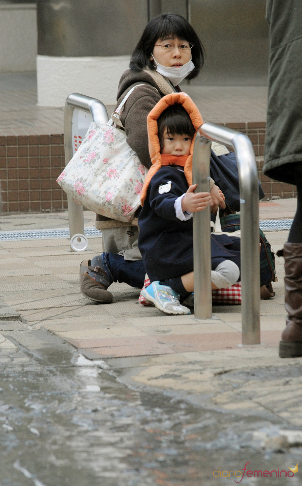 Una mujer y su hijo en Tokyo tras el terremoto de Japón Una mujer y su hijo en Tokyo tras el terremoto de Japón