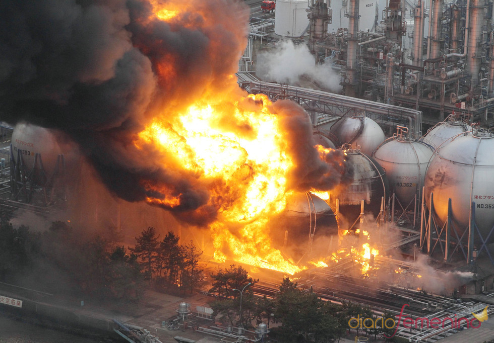 Una petroquímica en llamas tras el terremoto de Japón Una petroquímica en llamas tras el terremoto de Japón