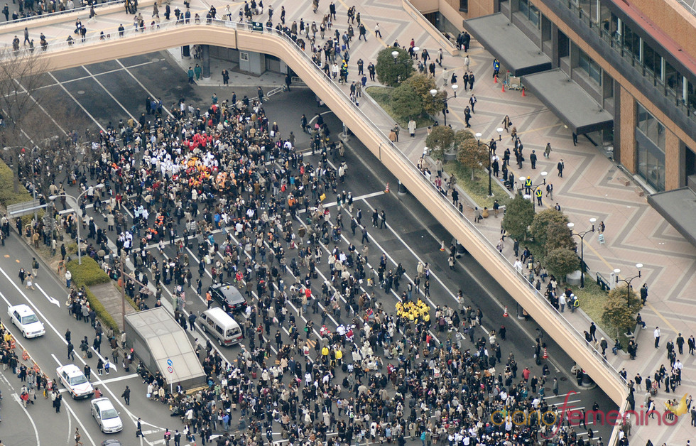 Una multitud se agolpa en Sendai tras el terremoto y tsunami japonés Una multitud se agolpa en Sendai tras el terremoto y tsunami japonés