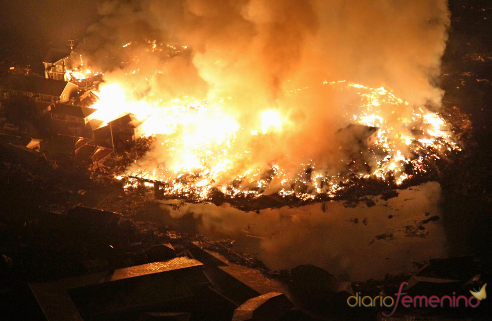 Terrible incendio en Natori tras el terremoto y tsunami