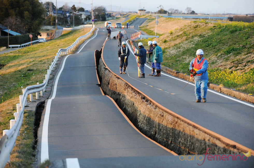 Carretera destruida tras el terremoto y tsunami de Japón