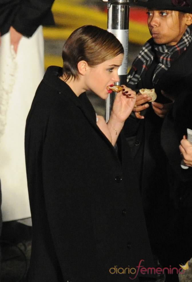 Emma Watson se toma un pinchito tras una larga noche de rodaje