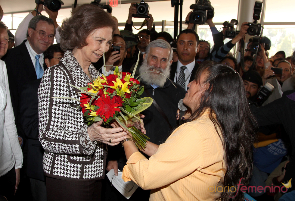 La Reina Sofía, agasajada con unas flores