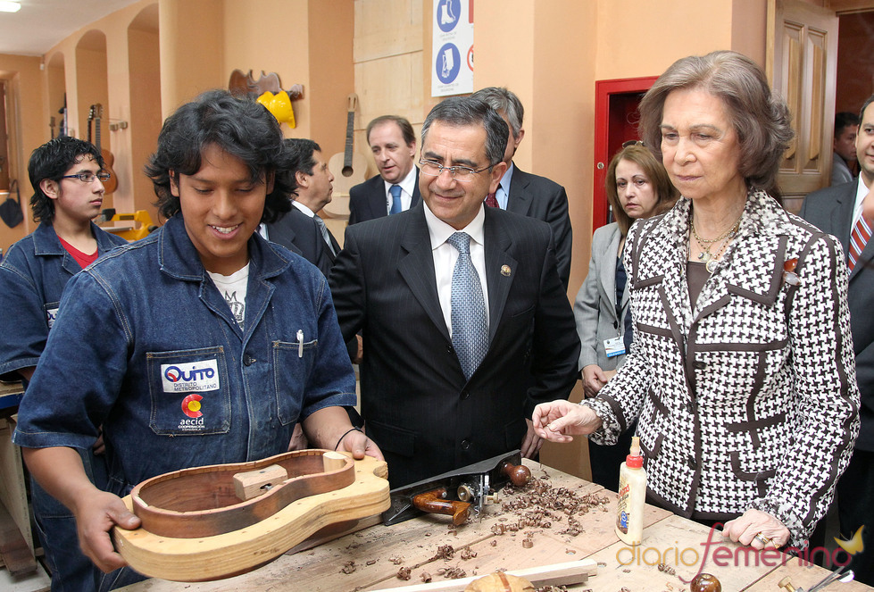 La Reina Sofía visita un taller en Ecuador