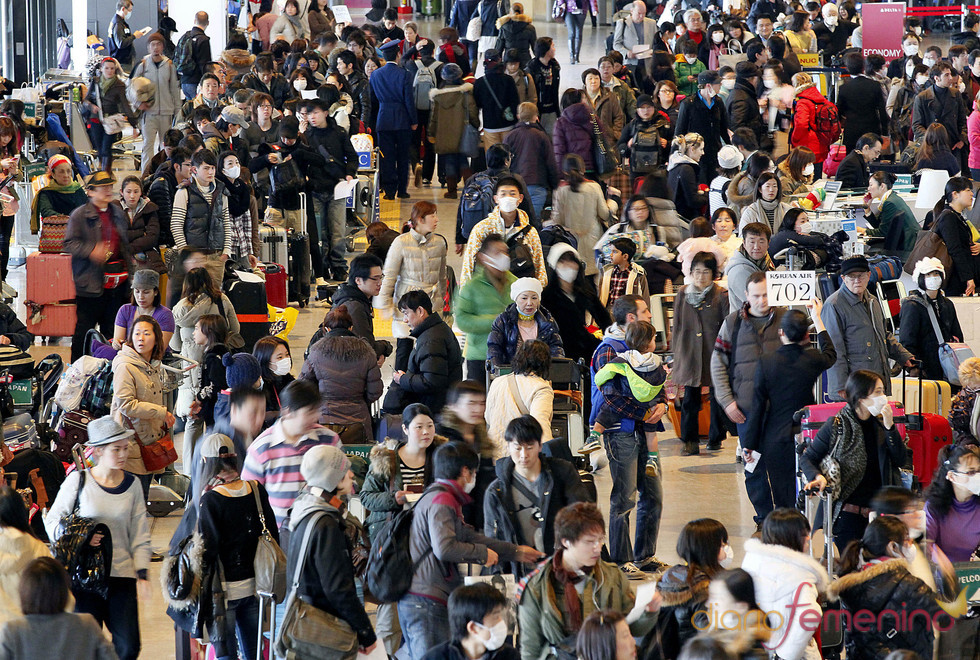 Pasajeros en un aeropuerto japonés